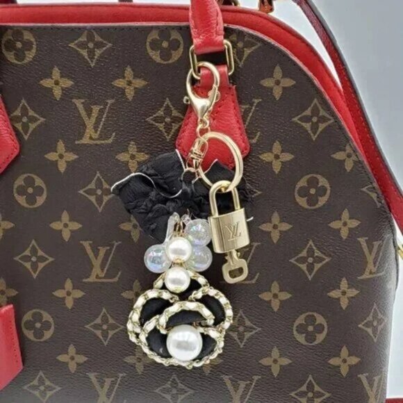 100% Auth Louis Vuitton Lock & Key with unbranded Bagcharm, Keycharm, Keychain - Picture 2 of 7
